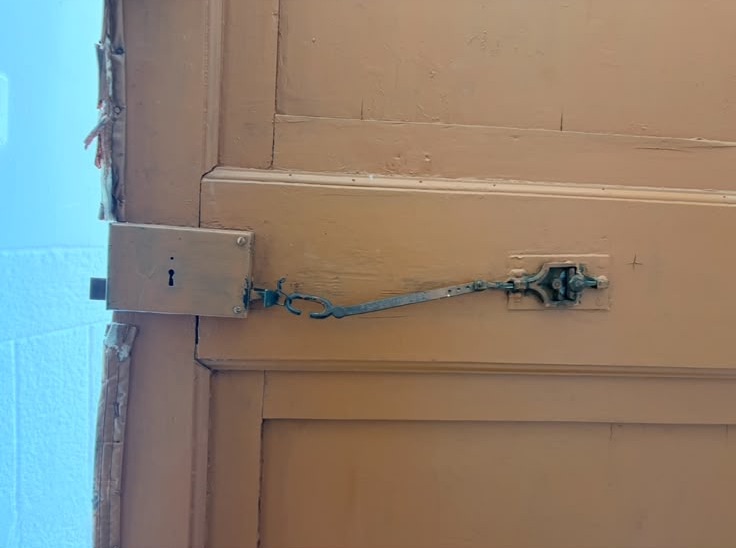 Serrure en applique sur porte ancienne avant intervention