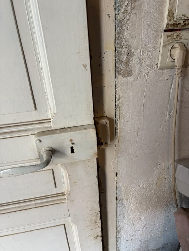 Ancienne serrure de porte d’entrée avant remplacement