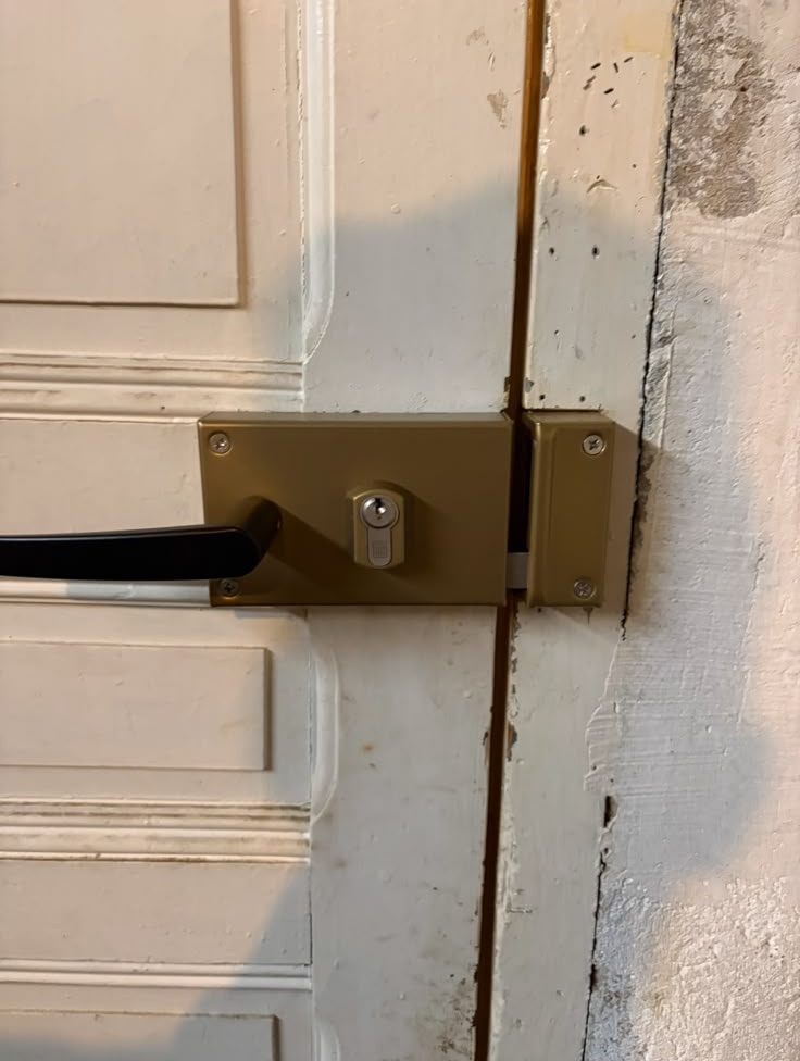 Serrure en applique neuve avec cylindre de sécurité